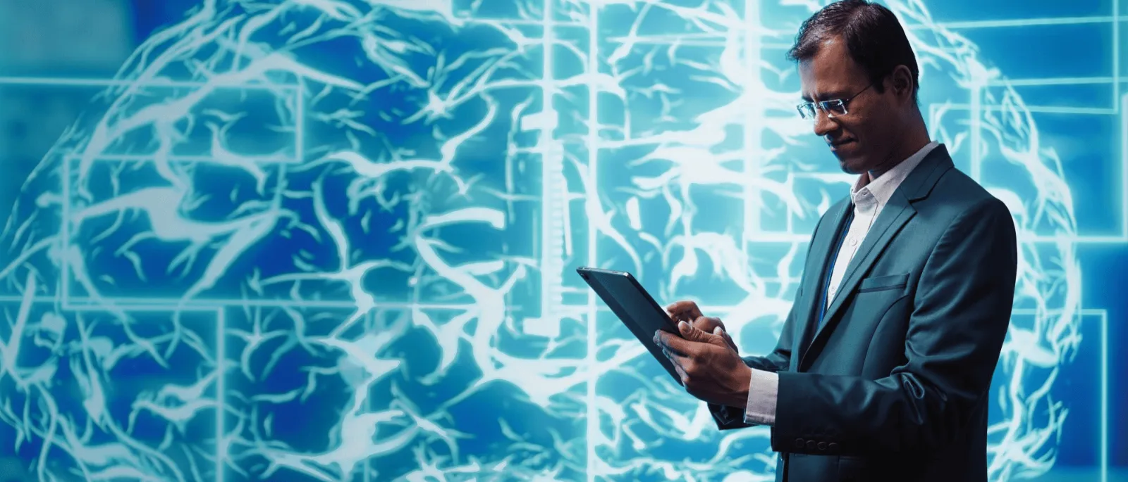 Hombre ejecutivo sostiene una tablet. Al fondo vemos un holograma de un cerebro computarizado representando la IA empresarial en México.